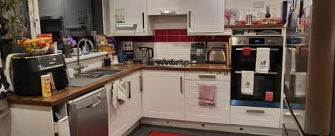 Belfast Haven: Modern 3BD Home, Accessible House in Belfast