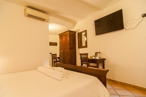 Bed, TV and multimedia, Photo of the whole room