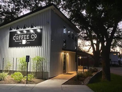The Wraparound Bungalow for 6 House in Johnson City