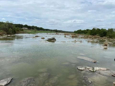 The Wraparound Bungalow for 6 House in Johnson City
