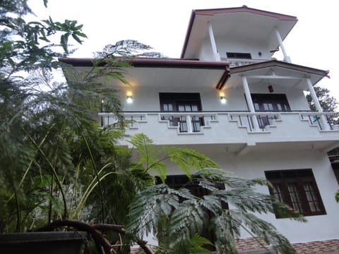 Abha Villa with Private pool Bed and Breakfast in Galle