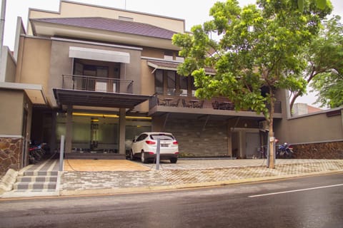 Property building, Day, Neighbourhood, Street view, Location, Parking