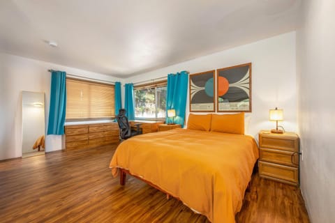 Inventor's Cottage 30 Night Minimum House in Underwood