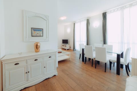 TV and multimedia, Living room, Seating area, Dining area