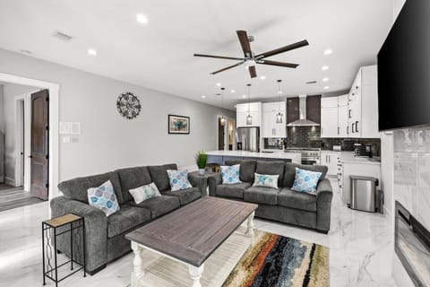 TV and multimedia, Kitchen or kitchenette, Living room, Seating area, fireplace