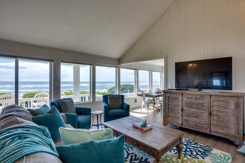 Beach Front Panoramic Vistas! Alicia by the Sea House in Waldport