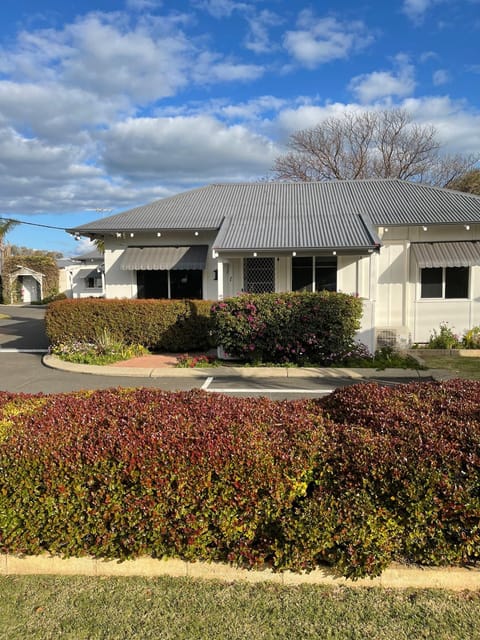 Property building, Day, Garden, Garden view, Parking