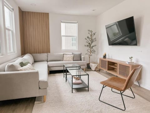 Central, Urban Townhouse with Private Roof Deck Apartment in Santa Ana