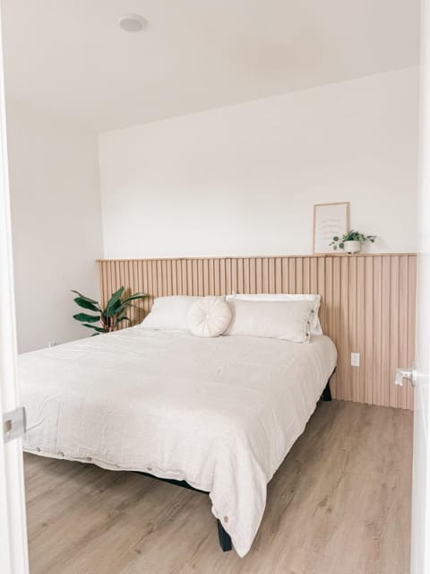 Central, Urban Townhouse with Private Roof Deck Apartment in Santa Ana