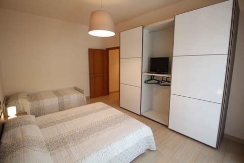 Photo of the whole room, Bedroom, wardrobe