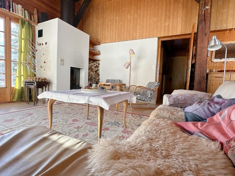 Seating area, fireplace