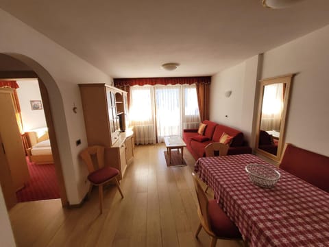 Living room, Photo of the whole room, Seating area, wardrobe