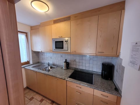 Kitchen or kitchenette, dishwasher, oven