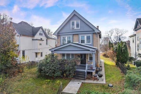 Cozy 1BR King - Near City Airport Apartment in Crafton