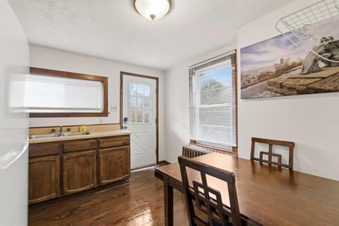 Cozy 1BR King - Near City Airport Apartment in Crafton