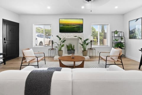 Large Home with Views of DTLA Sleeps 8 Golf,Spa,Fire House in East Los Angeles