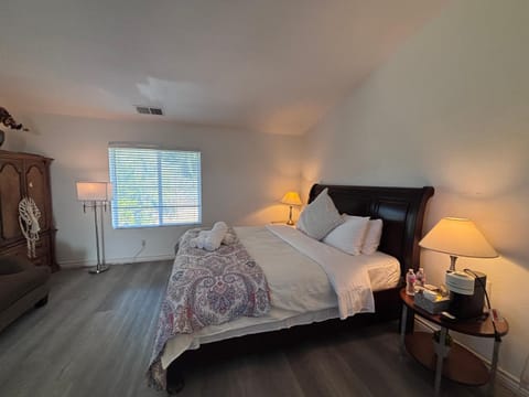 Claire Home House in Corona