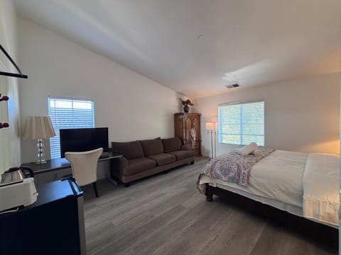 Claire Home House in Corona