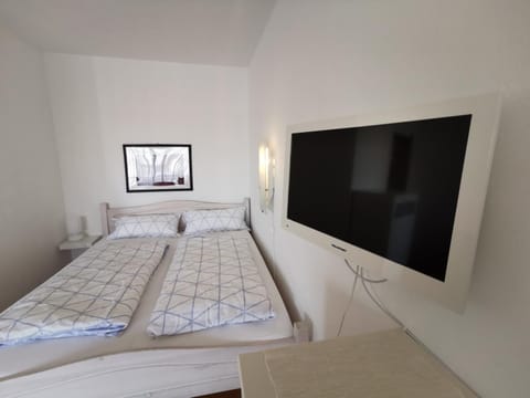 Bed, TV and multimedia, Bedroom