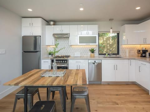 Walk to BART & Caltrain Modern Luxury Cottage Apartment in Millbrae