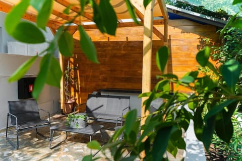 Moschato modern cozy apartment with private yard Apartment in Kallithea