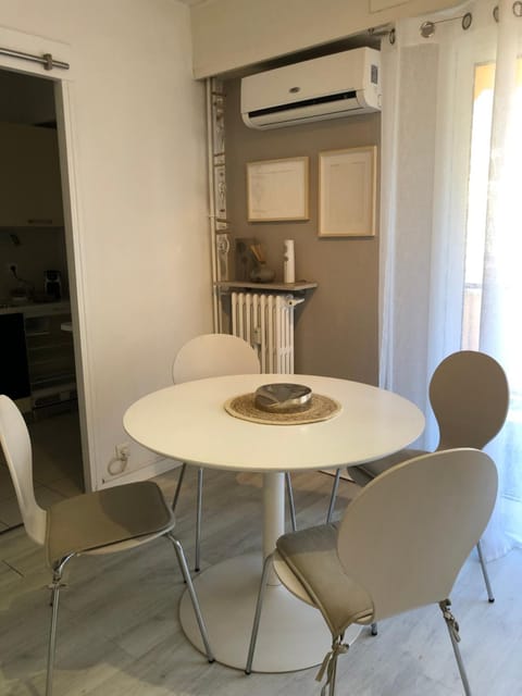 Living room, Seating area, Dining area, air conditioner