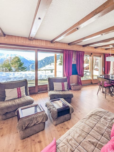 View (from property/room), Living room, Seating area