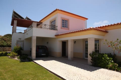 Villa Casa Dina House in Amoreira