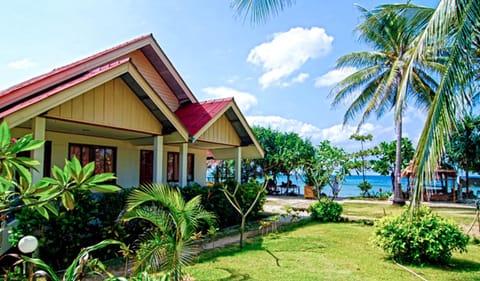 Facade/entrance, Neighbourhood, Natural landscape, Photo of the whole room, Sea view