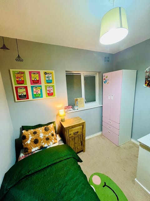 Bed, Photo of the whole room, Bedroom, wardrobe