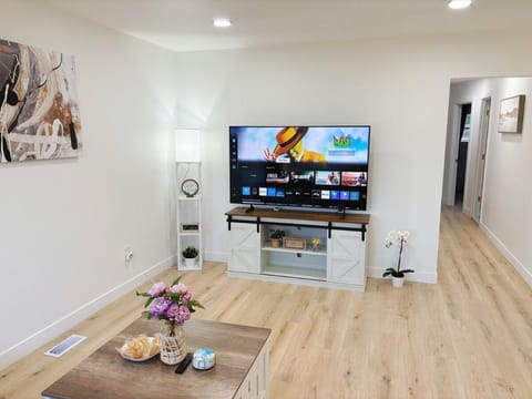 Luxury Cute Home With 5B2B with big TV House in Ferndale