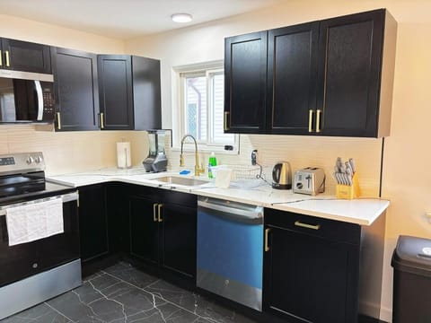 Luxury Cute Home With 5B2B with big TV House in Ferndale