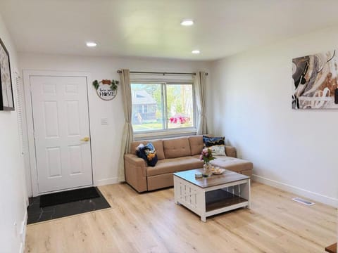 Luxury Cute Home With 5B2B with big TV House in Ferndale