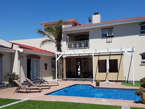 Property building, Garden, Swimming pool