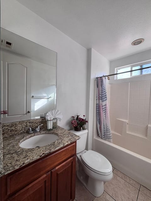 Claire Home Bed and Breakfast in Corona