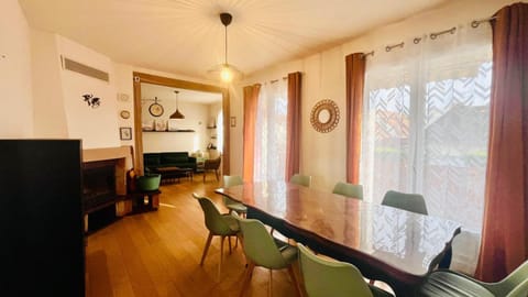 Decorative detail, Seating area, Dining area