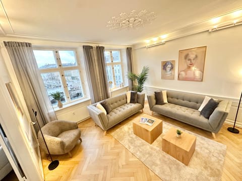 Communal lounge/ TV room, View (from property/room), View (from property/room), Living room, Lounge or bar, City view, City view, Landmark view, Landmark view, River view, River view