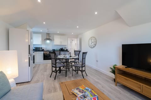 Communal lounge/ TV room, TV and multimedia, Kitchen or kitchenette, Living room, Dining area, dishwasher, oven, stove