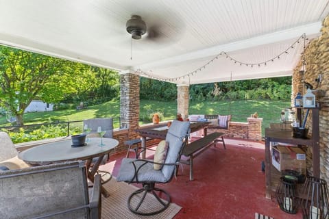 Riverside Storybook Cottage Vacation Rental House in Petersburg