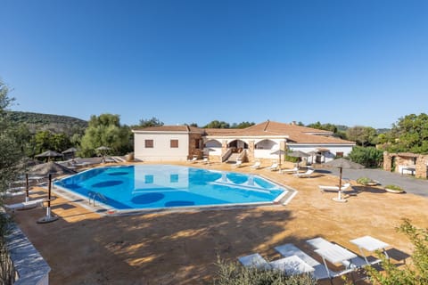 Property building, Day, Pool view, Swimming pool