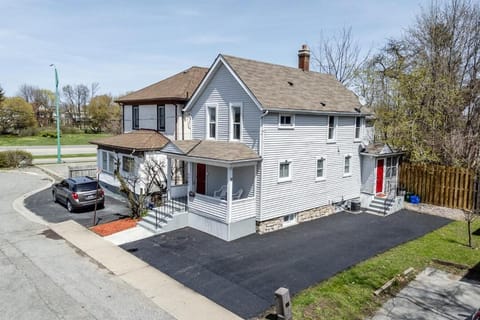 Niagara Falls Retreat 2BR with Parking Apartment in Niagara Falls