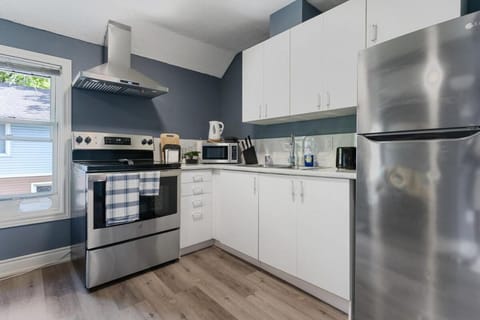 Niagara Falls Retreat 2BR with Parking Apartment in Niagara Falls