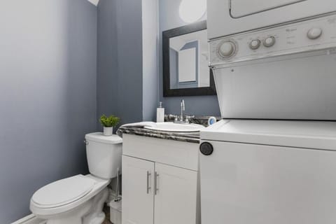 Niagara Falls Retreat 2BR with Parking Apartment in Niagara Falls