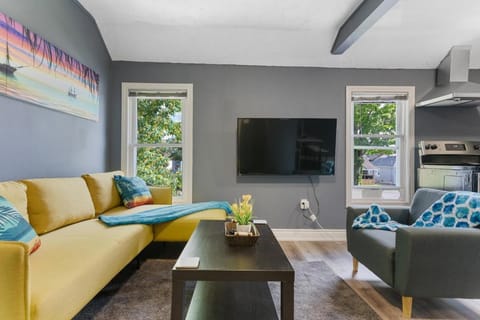 Niagara Falls Retreat 2BR with Parking Apartment in Niagara Falls