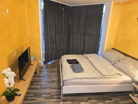 Bed, TV and multimedia, Bedroom, towels