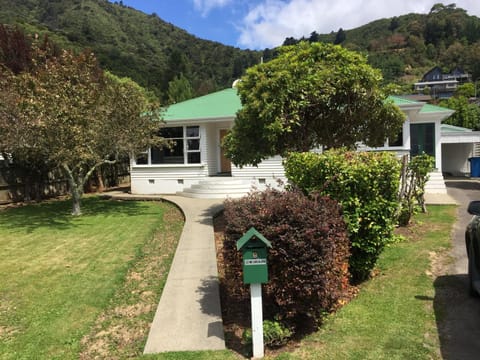 3 & 4 Bedroom Holiday Houses Central Picton House in Picton