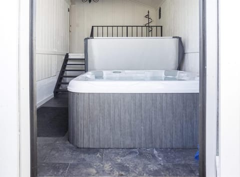 Vintage Terrace - Church chic retreat Hot tub House in Carlton