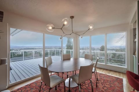 Vino Vista - Mid-Century Stunning Views w Deck House in Dundee