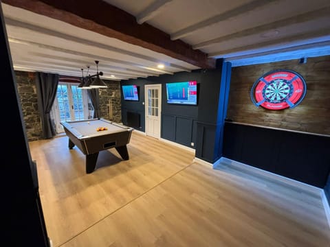 Darts, Game Room