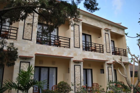 Property building, Staff, Facade/entrance, Food close-up, Garden view